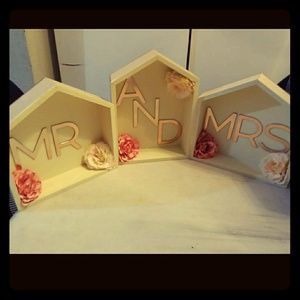 Mr & Mrs sign